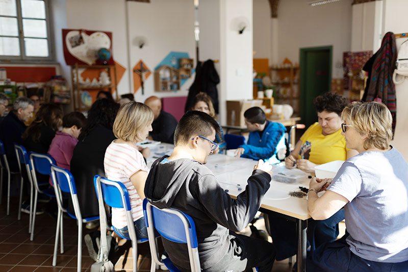 Ogni giorno, i volontari dell'Associazione IL SORRISO contribuiscono a creare un ambiente accogliente, inclusivo e ricco di opportunità.